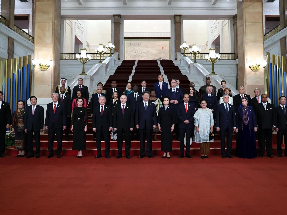 Президент РФ Владимир Путин и председатель КНР Си Цзиньпин во время фотографирования на церемонии встречи глав делегаций - участников III Международного форума "Один пояс, один путь" в Пекине© РИА Новости / POOL/Сергей Савостьянов