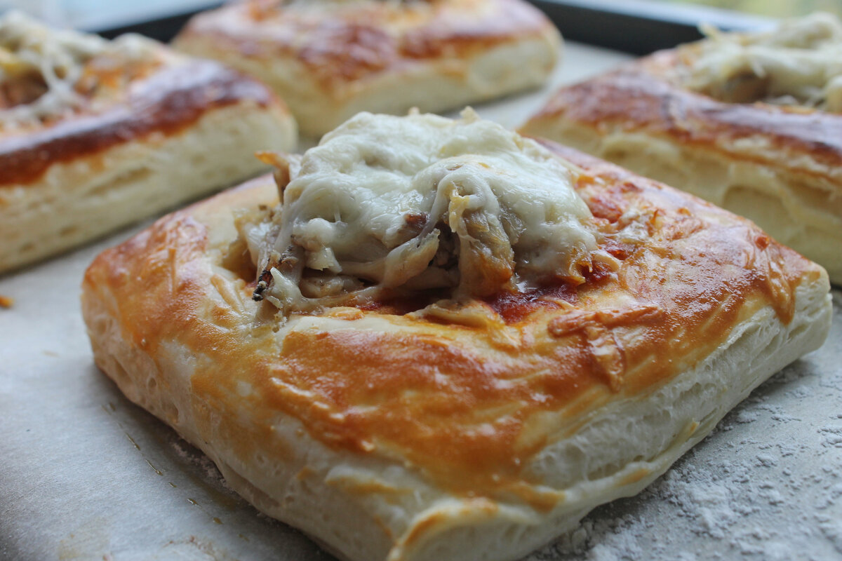 Слойки с мясной начинкой получаются воздушными и мягкими, сытными и  вкусными: быстрый и простой рецепт понравился мне с первых же минут |  Вкусная копилка: рецепты для начинающих | Дзен