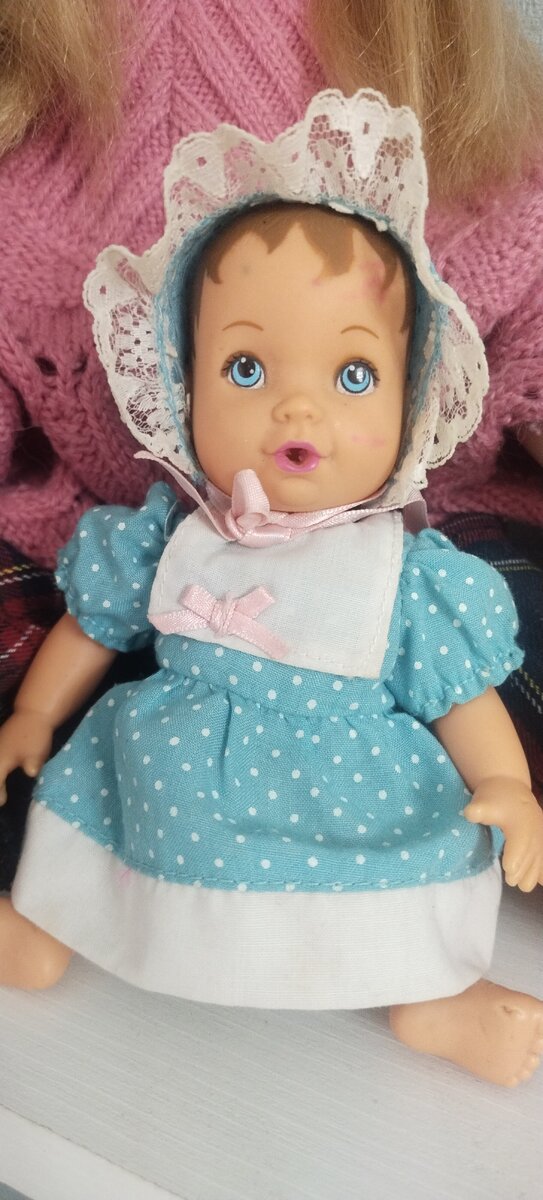 Эта крошка с ладошку.Купила  её на стихийном рынке у бабули .не смогла пройти мимо .