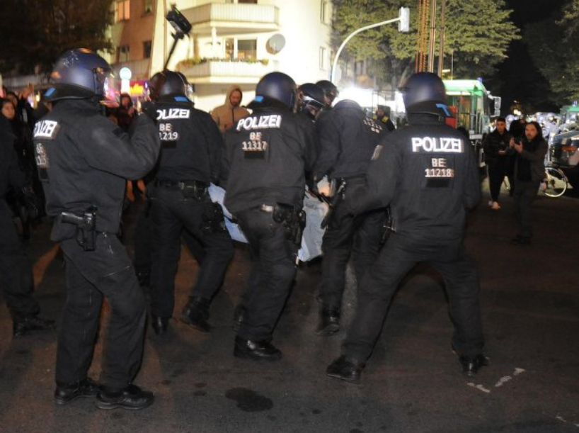 На полицейских посыпались бутылки, камни, петарды и другие предметы. Они приняли решительные меры © Morris Pudwell