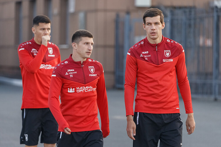    После назначения тренеру дали все, что он просил: позвали сына Уткульбаева и Сергея Никитина в тренерский штаб, купили Мераби Уридию (в центре) и Максима Ширяева (справа) у «Нефтехимика» за 30 млн рублей, подписали высокорослого нападающего Димитара Миткова