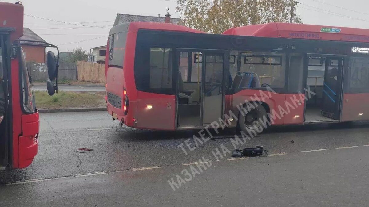     Сегодня ранним утром, 19 октября, в Казани столкнулись два автобуса. Очевидцы заявили, что они гонялись друг за другом. Об этом пишет Telegram-канал «Казань на максималках».