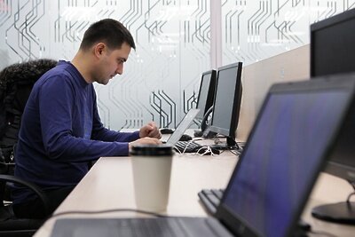    Мужчина работает за ноутбуком ©Максим Богодвид РИА Новости