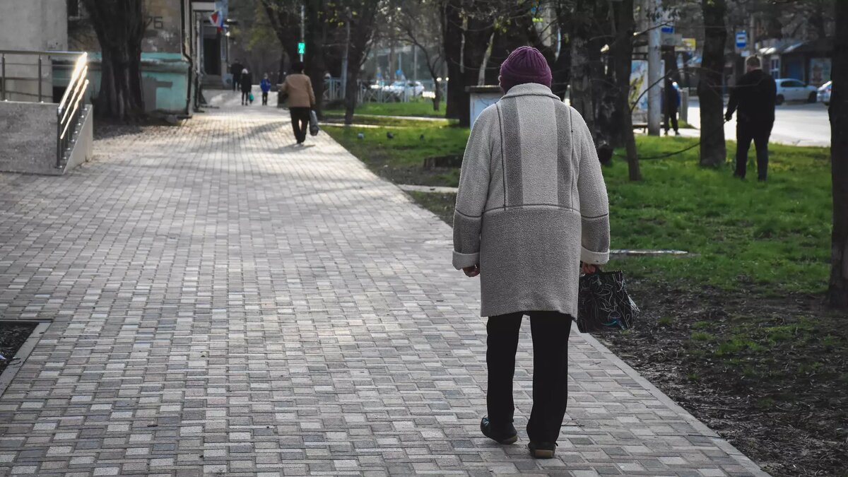     На помощь женщине пришлось вызвать сотрудников УМВД, поскольку она не реагировала на окружающих.