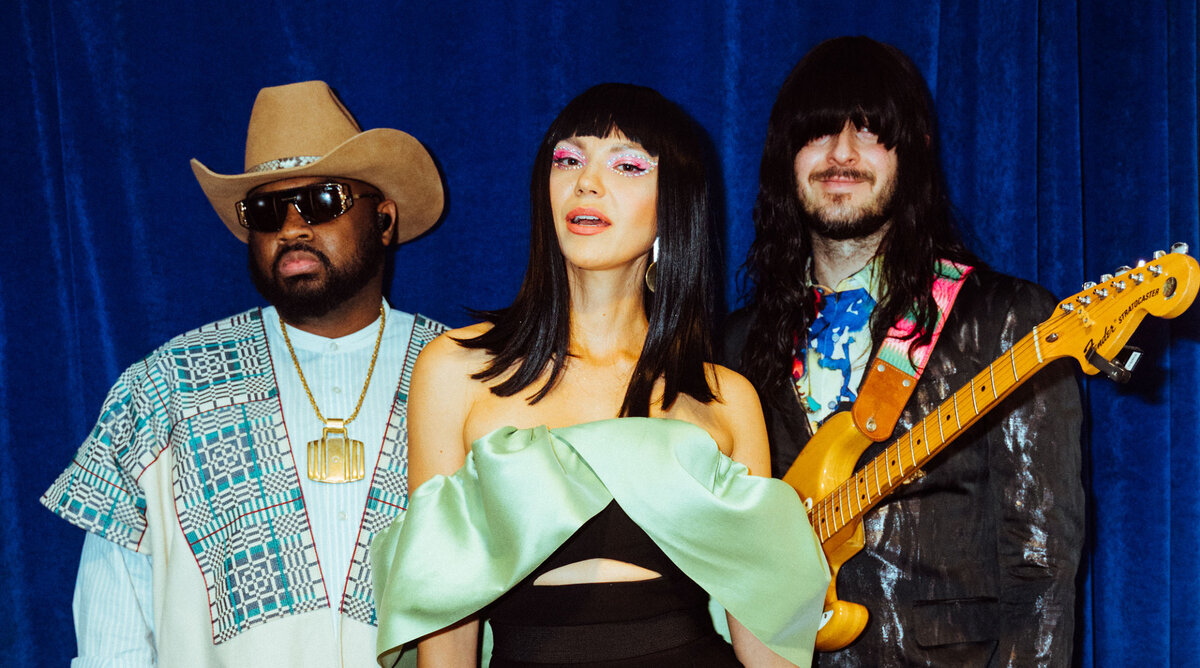 Khruangbin: (слева направо) Дональд Джонсон мл. (ударные), Лаура Ли (бас), Марк Спир (гитара)