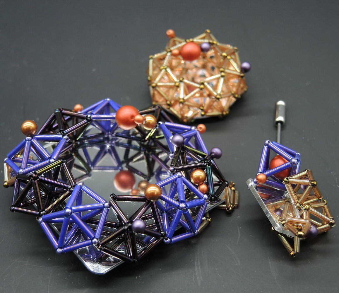 Объемное плетение и зеркала придают еще большую глубину работе