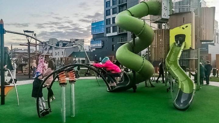 Детская площадка в Арт-сквере быстро пришла в негодность. Фото: Царьград. 