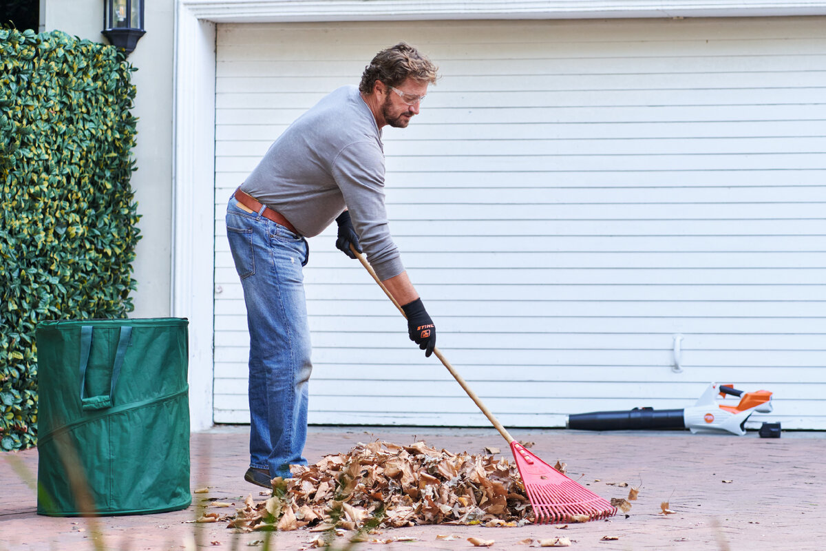 Опавшая листва на приусадебном участке