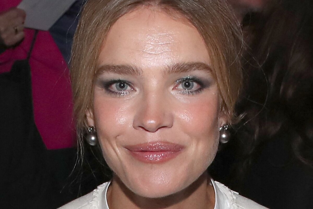     Наталья Водянова в алом миди появилась на выставке американского художника российского происхождения в Париже