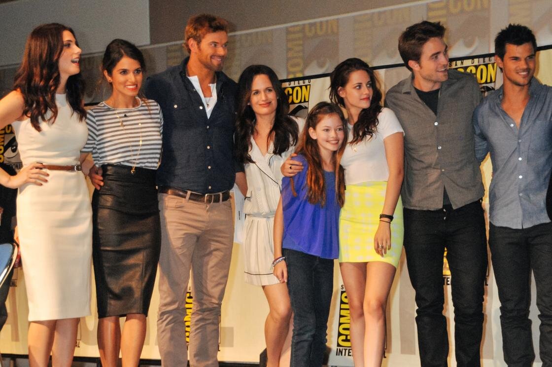    Маккензи Фой с коллегами по фильму «Сумерки. Сага: Рассвет — Часть 2» (2012):Flickr / Tristan Loper