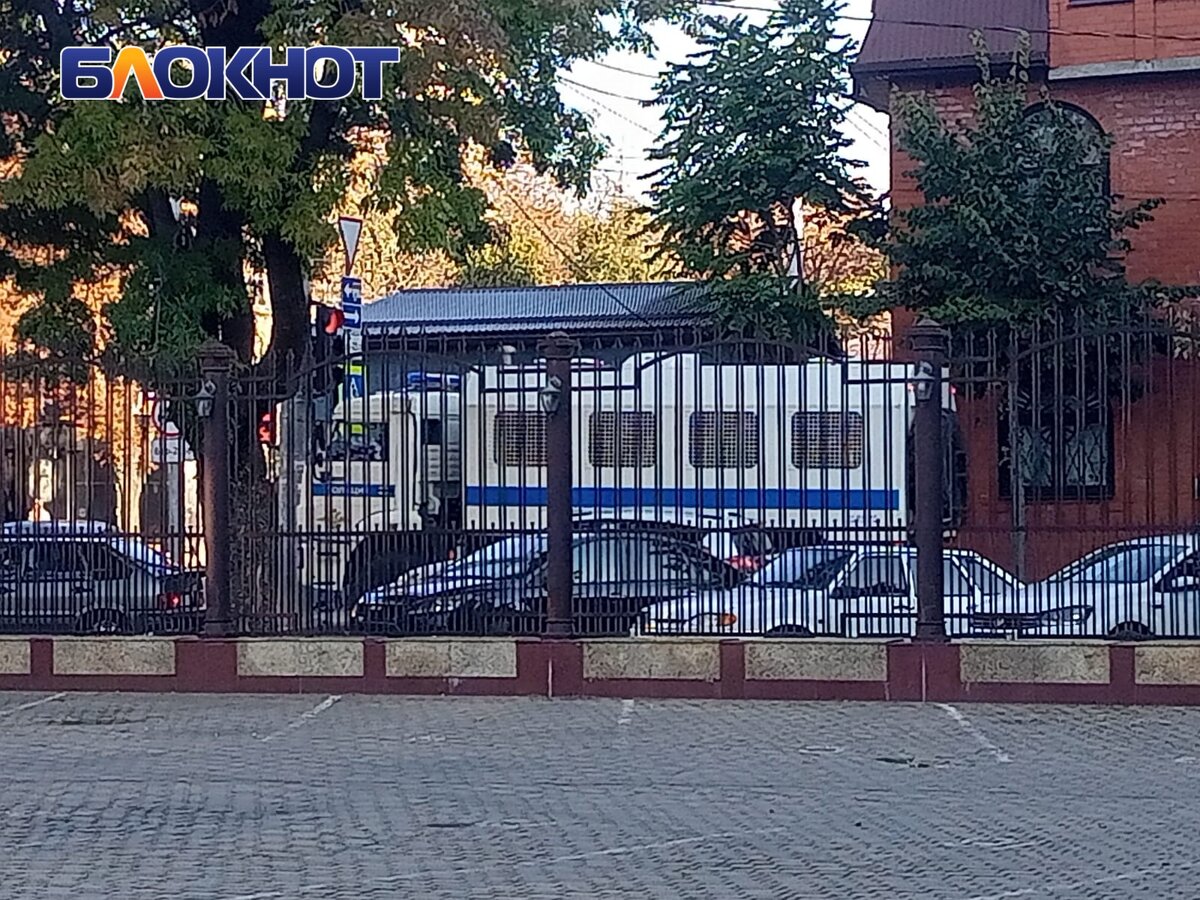 В центр Краснодара стянули автозаки и силовиков с оружием к зданию полиции  | Блокнот Краснодар | Дзен