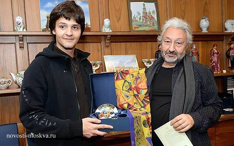 Младшего сына известного академика