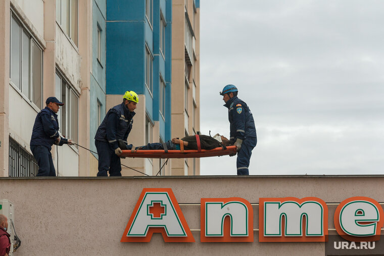    Пострадавшего спасатели передали врачам-травматологам