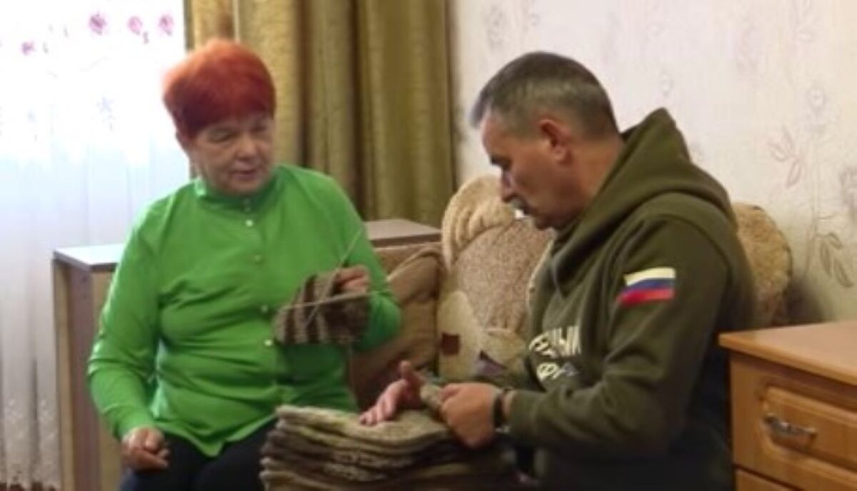    Курские волонтеры вяжут сотни пар носков для участников спецоперации
