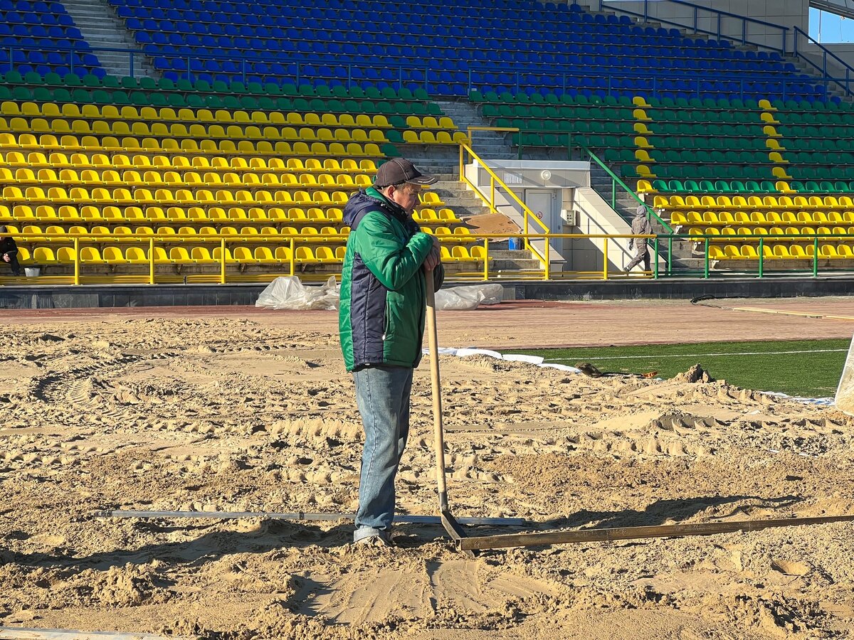    В столице Югры футбольный стадион засыпали песком