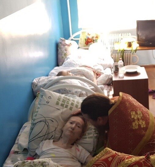 Ирина, ее сын вполне здоров и успешен. Но решил оставить свою маму здесь умирать. Она очень скорбела по этому поводу.