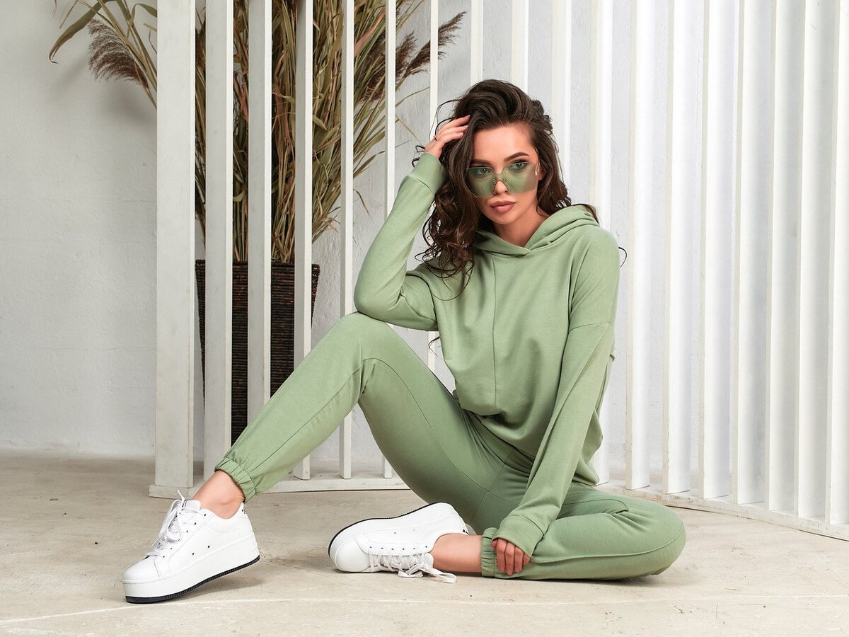 Новые коллекция спортивных костюмов. Спортивный костюм женский. Зелёный спортивный костюм женский. Спортивный костюм однотонный. Зеленый костюм женский.