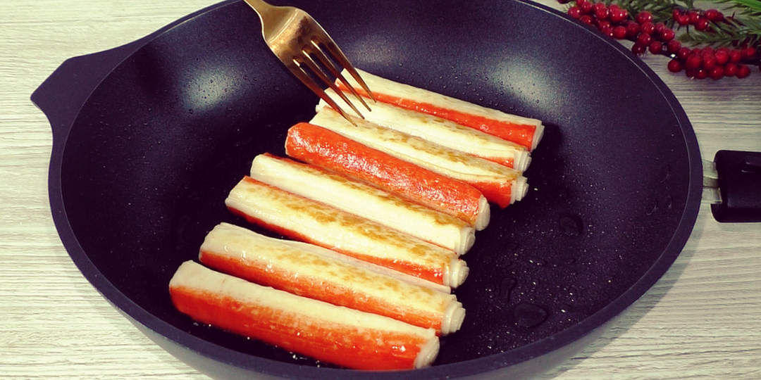 Салат с жареными крабовыми палочками. Готовлю салат как никто из знакомых, получается вкусно очень
