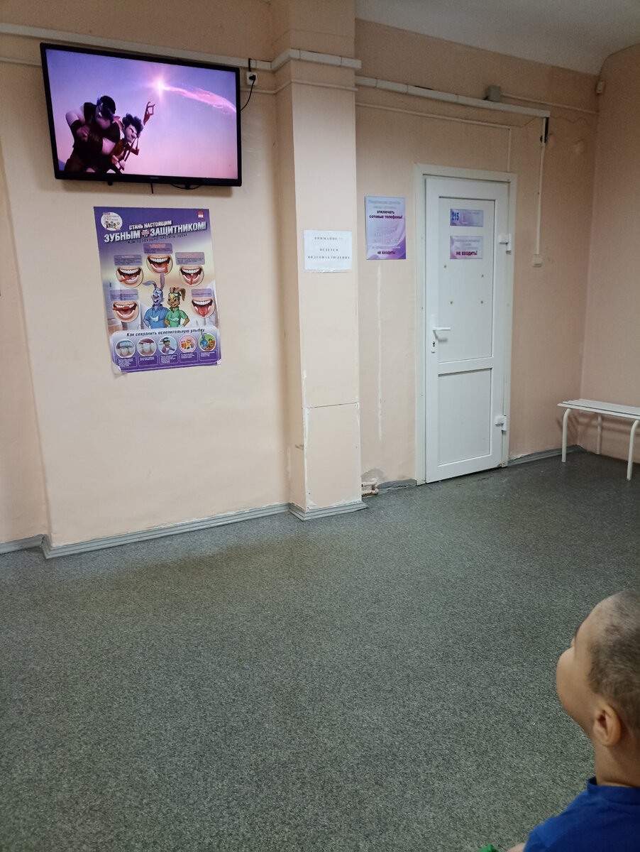 Ждёт, смотрит мультик