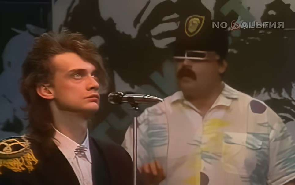 Журавлев исполняет хит "На заре" (1987)