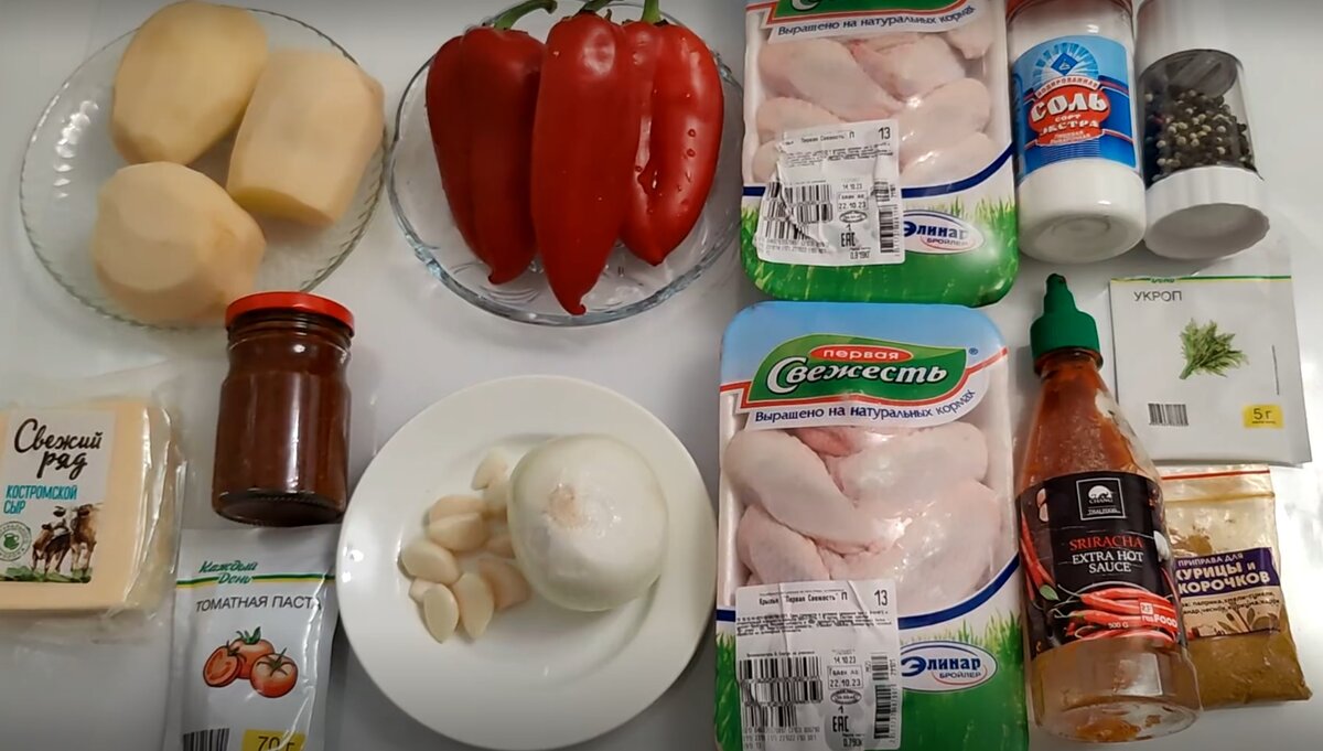 Ингредиенты для приготовления острых крылышек, запеченного картофеля с сыром и овощей