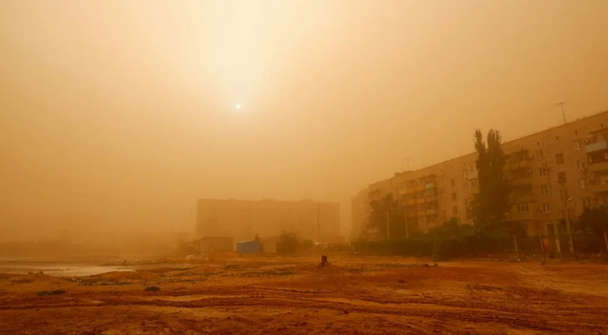 Пыльный город где то. Пылевая буря Астрахань 2021. Пыльная буря в Астрахани. Пещагая буря Астрахань. Песчаная буря в Астрахани.