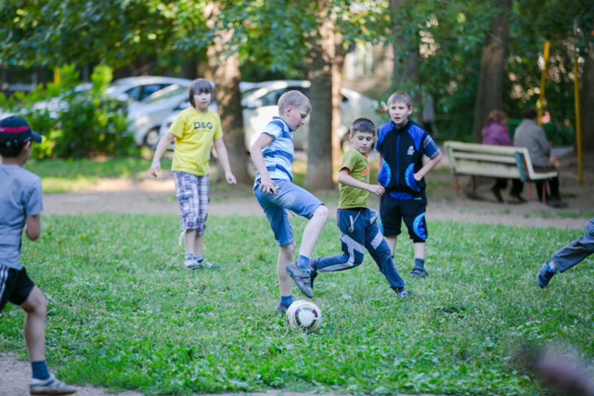 Игры в которые любишь играть 1. Дети играют в футбол на улице. Дети играют в футбол во дворе. Футбол на улице дети весной. Игры на улице.