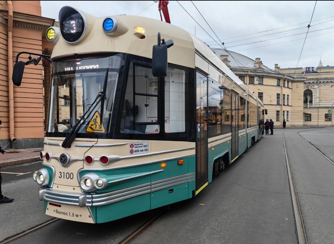 Фото Ростех Трехсекционный низкопольный двухкабинный трамвай в ретро-стилистике модели 71-431Р «Достоевский» разработали на дочернем «Уралтрансмаше». Вагон будет курсировать по центру Северной столицы. 