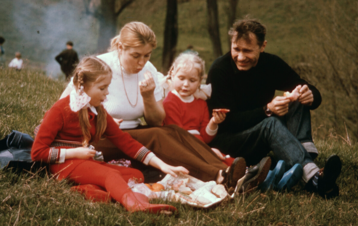 Василий Шукшин и Лидия Федосеева-Шукшина с дочками Машей и Олей, 1974 год