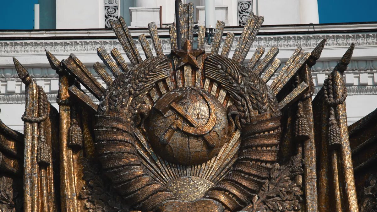 Советский Союз. Серп и молот. Памятник 
Фото: Unsplash.com