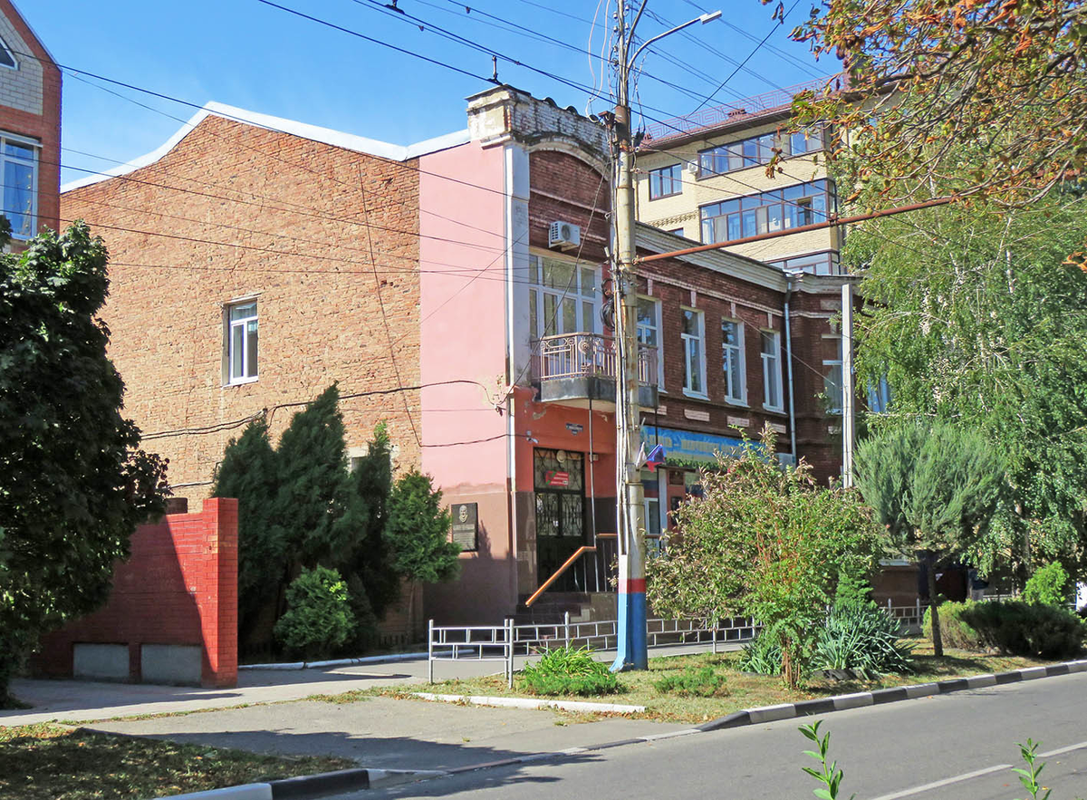 Головной офис АТЖД был в Петербурге, а красное здание в Армавире занимало лишь управления её строительства и эксплуатации