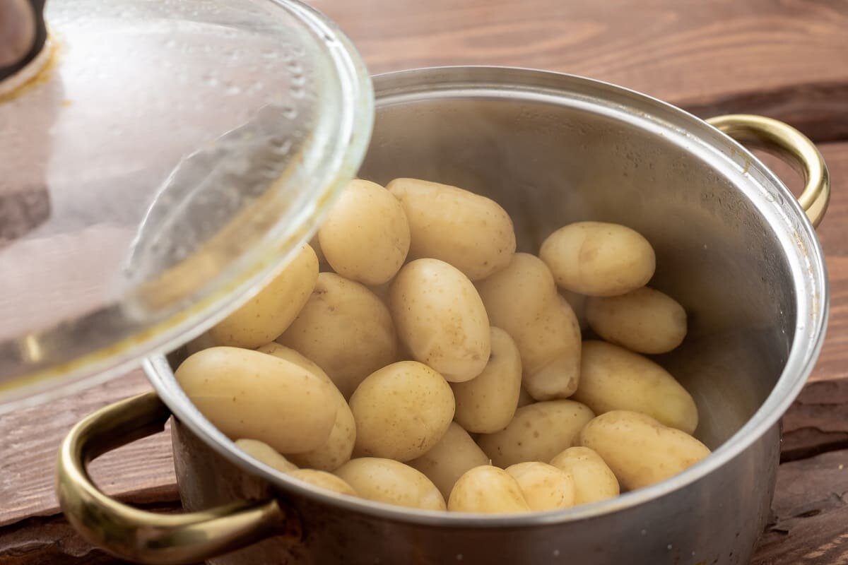 Картошку варить в холодной или горячей воде. Отварить картофель. Картошка в кастрюле. Как варить картошку в кастрюле. Как отварить картошку в кастрюле.