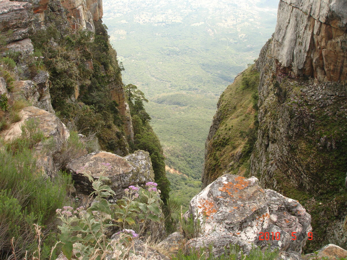 Ущелье Туандавала. Ангола. Фото из архива Валентина Авилова.
