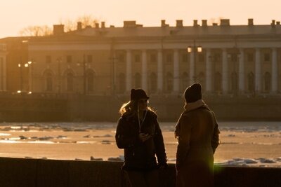    Люди на Дворцовой набережной в Санкт-Петербурге ©Алексей Даничев РИА Новости