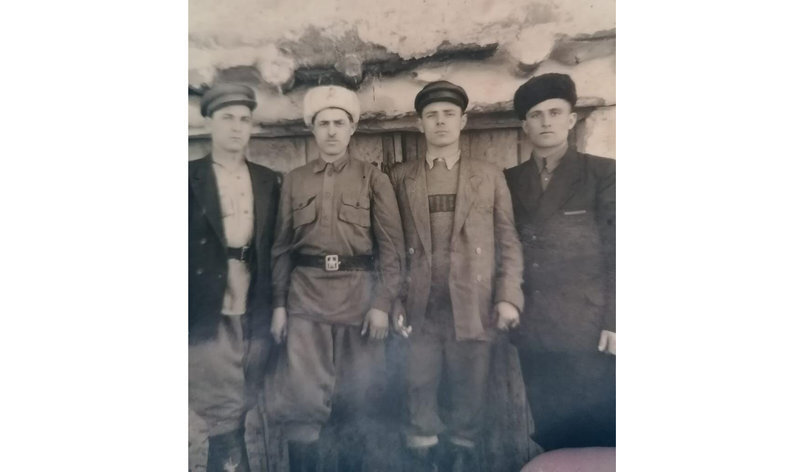 Аюп Парчиев, Юсуп Парчиев и их двоюродные братья (слева направо)
