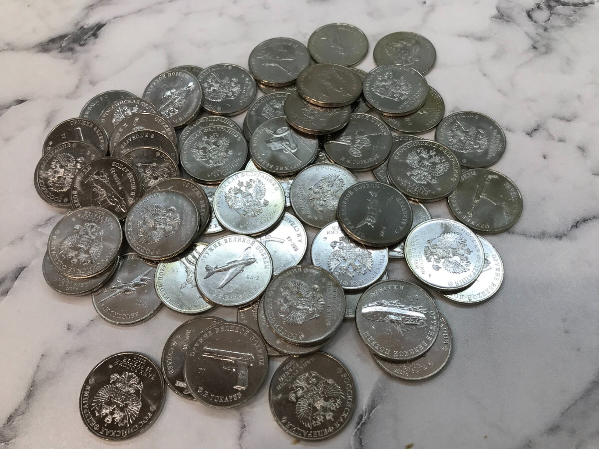 Эх, рубли наши российские 25-"ки"... А ведь на фото, если считать в советских рублях, зарплата члена Политбюро ЦК КПСС.