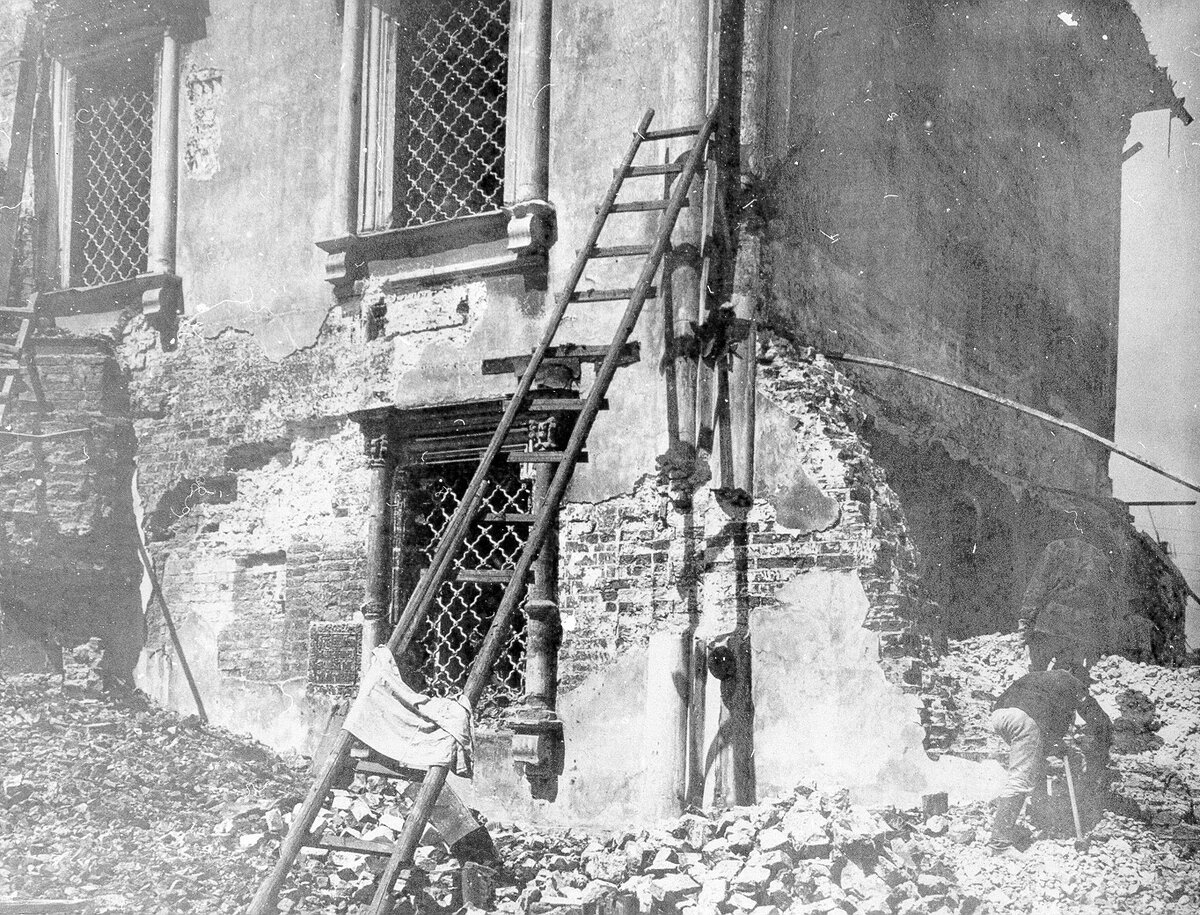 Разборка церкви Трех Святителей у Красных Ворот. Фото 1928 года. Источник www.pastvu.com
