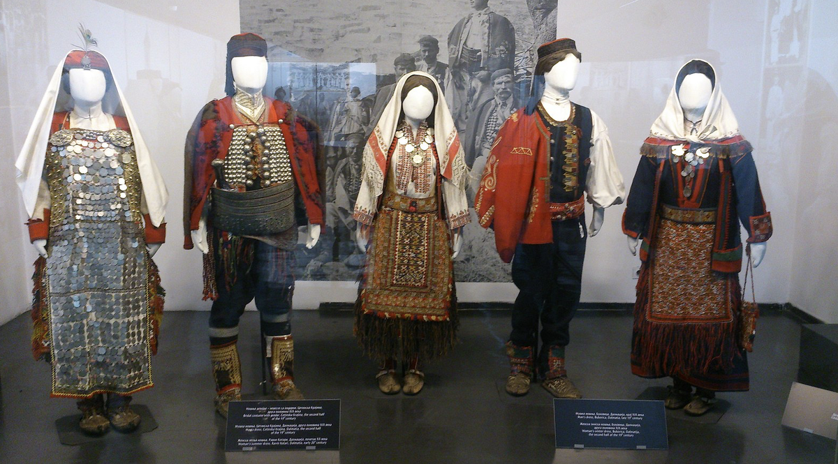 Сербские традиционные костюмы, Этнографический музей в Белграде, фото wikimedia