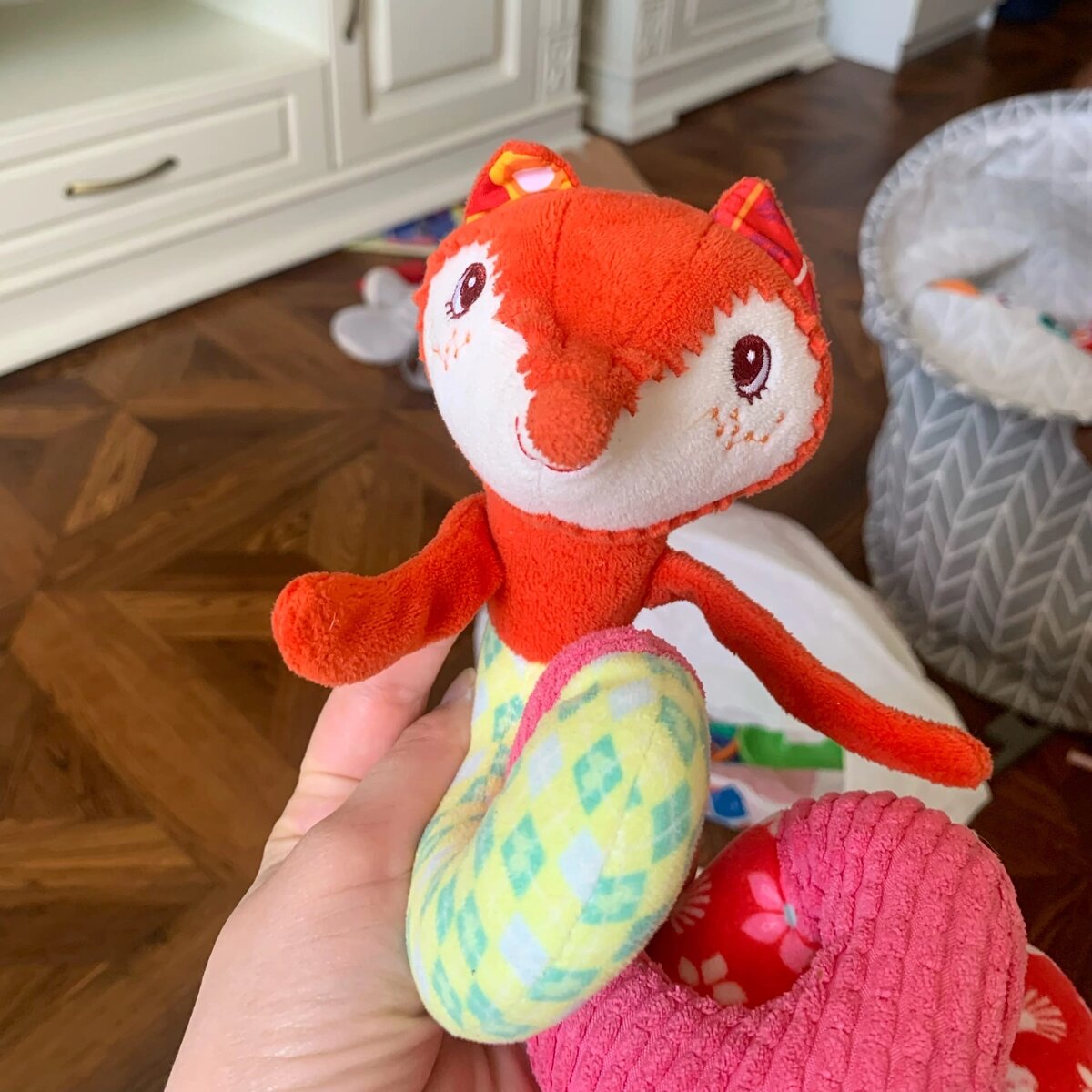 На фото Лисик машет вам лапкой