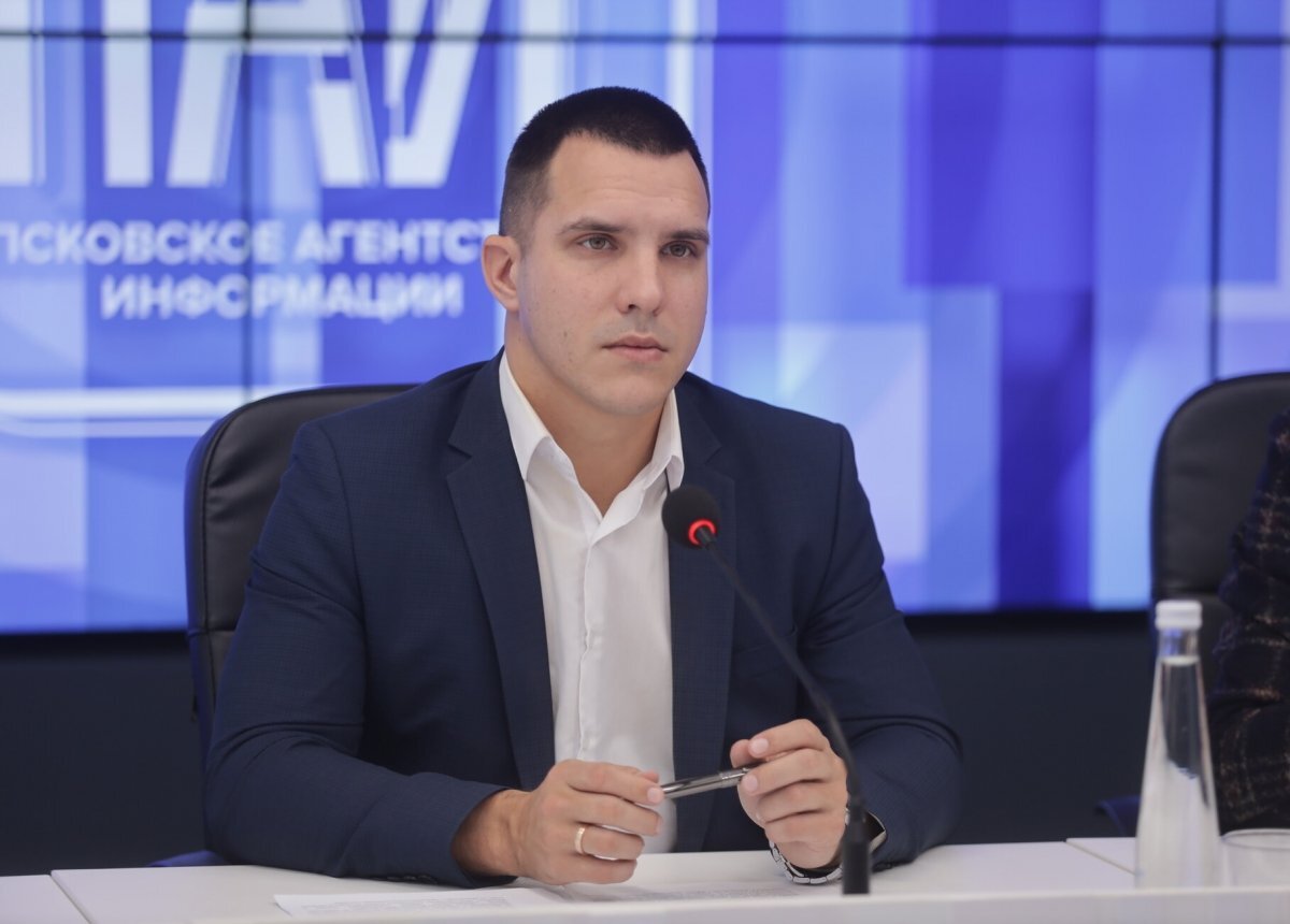    Половина пострадавших от падения деревьев машин в Пскове стояли на газонах