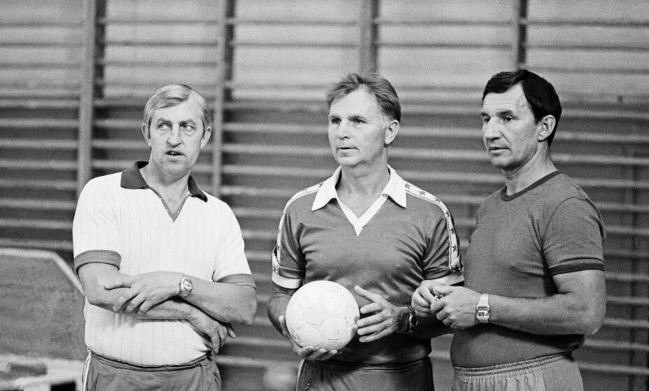    Виктора Тихонов (в центре) тренировал ЦСКА и сборную СССР по хоккею. Фото: ТАСС