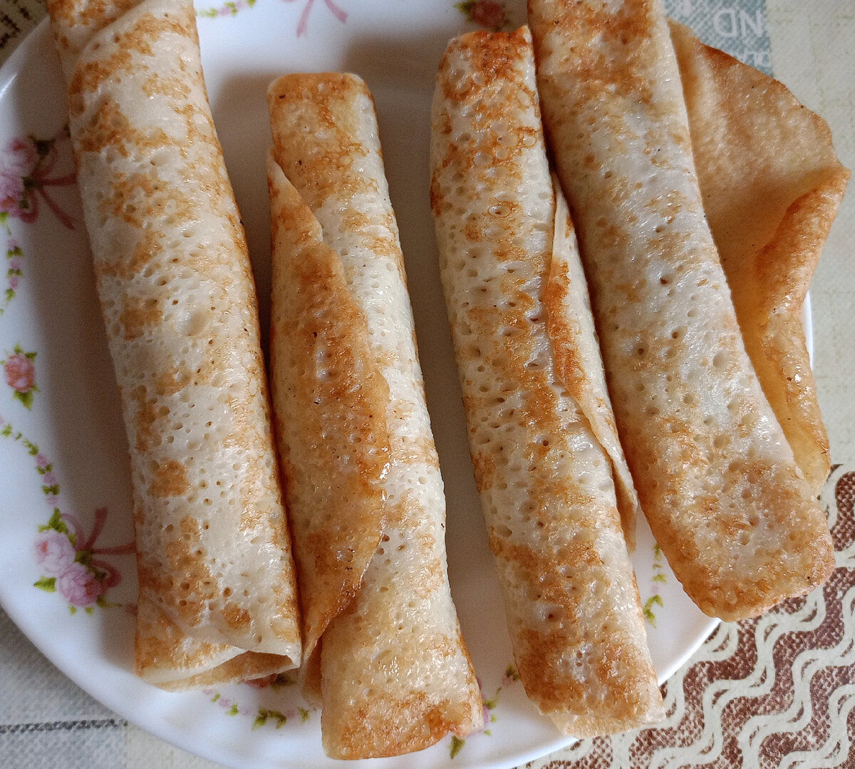 Пока жду дочку решила пообедать блинчиками со сгущенкой из Ермолино и выпить кофе. 