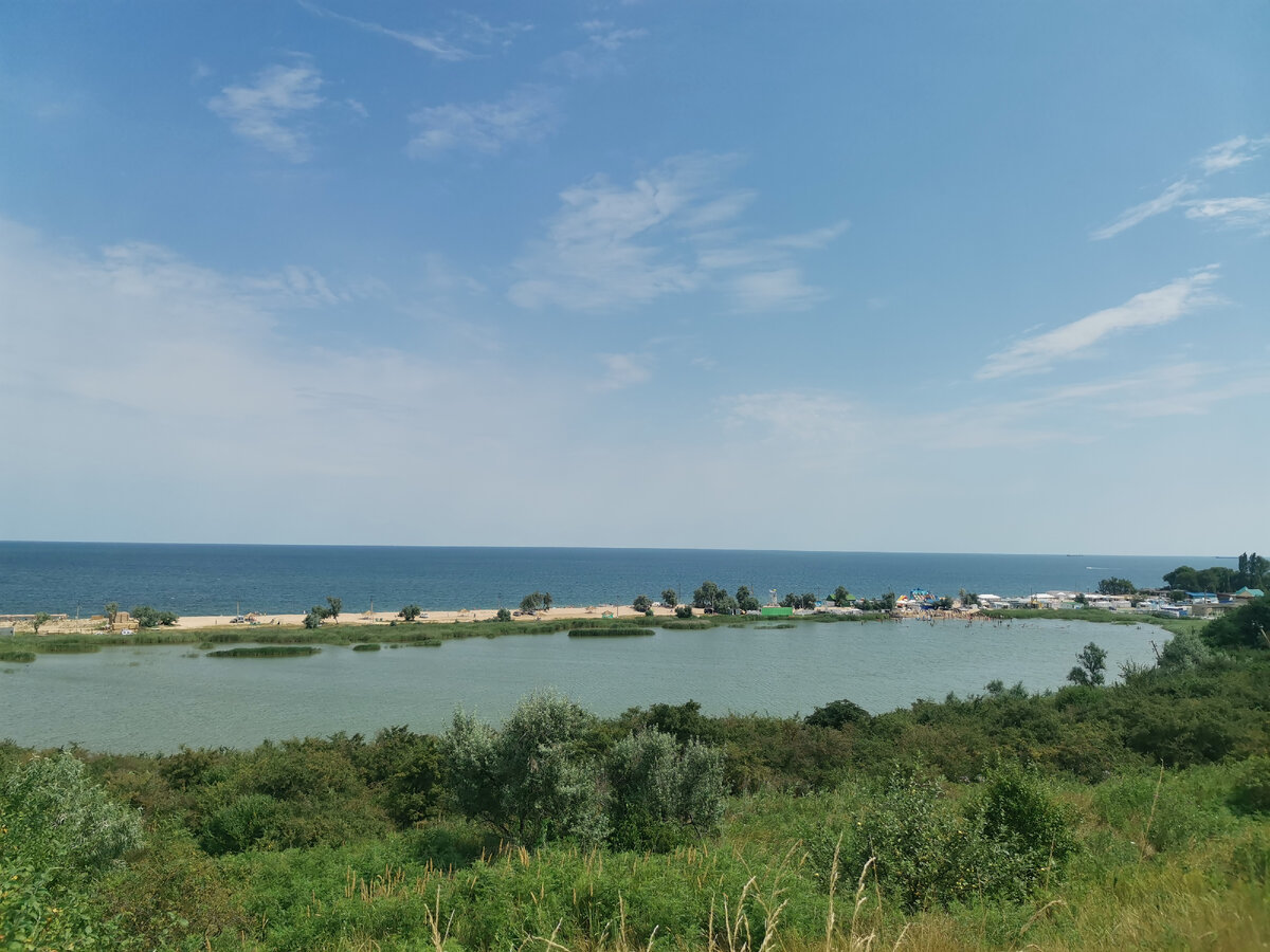 Вид на море и лиман в Голубицкой. Фото автора.