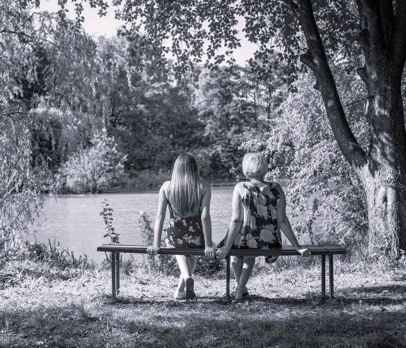 Скамейка у озера