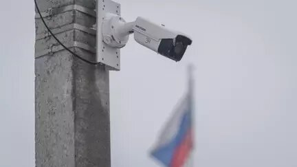     В Сургутском районе данные с уличных камер видеонаблюдения будут передаваться на специальную стену. Это многофункциональное оборудование — которое состоит из шести экранов, образующие единый планшет размером 3,6 на 1,3 метра.
