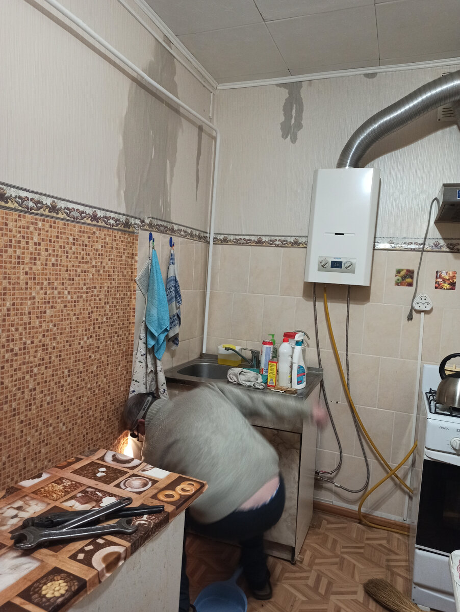 Все внутри сыро. Все отодвигали. Промывали. Почти генеральная уборка вместо колыбельной на ночь😏