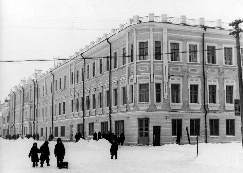 Перекресток ул. Ленина и Маяковского. 1960-е гг.