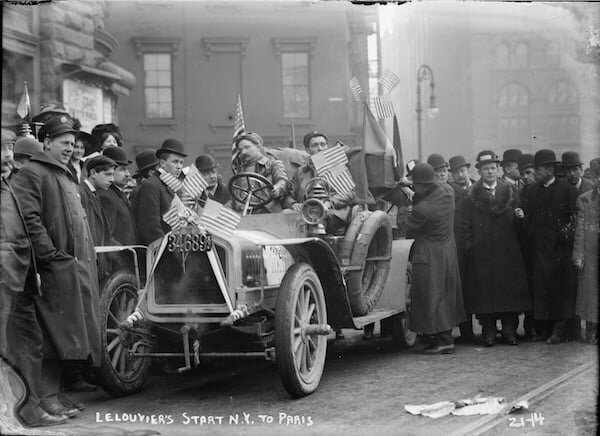 Команда французского "Motobloc"  перед стартом гонки Нью-Йорк-Париж 1908 года.