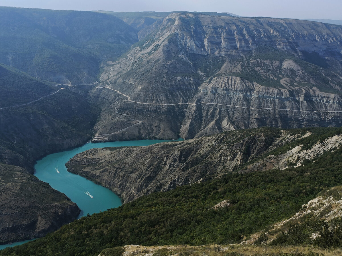 Вид на Сулакский каньон со смотровой площадки в поселке Дубки