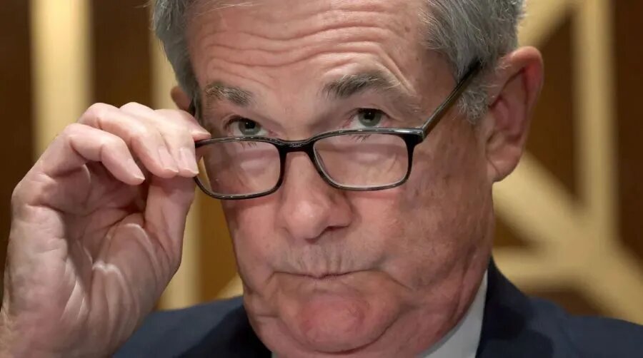 Джером Пауэлл (глава ФРС) осуждающе смотрит на свежие ценники в Walmart, вижу так